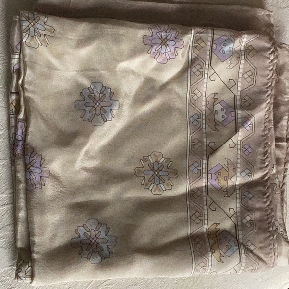 100 % Silk delicate scarf Made in Japan 26 inch square - Picture 3 of 12